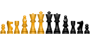 Pièces d’échecs dorées et noires alignées