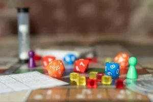Dés colorés et pions sur un plateau de jeu de société