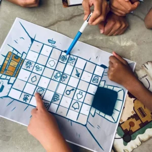 Joueurs résolvant une énigme sur un plan papier