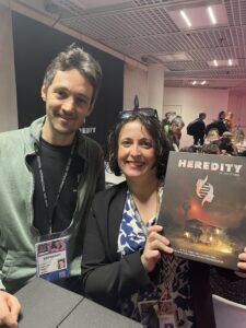 Visiteurs posant avec un jeu au Festival International des Jeux