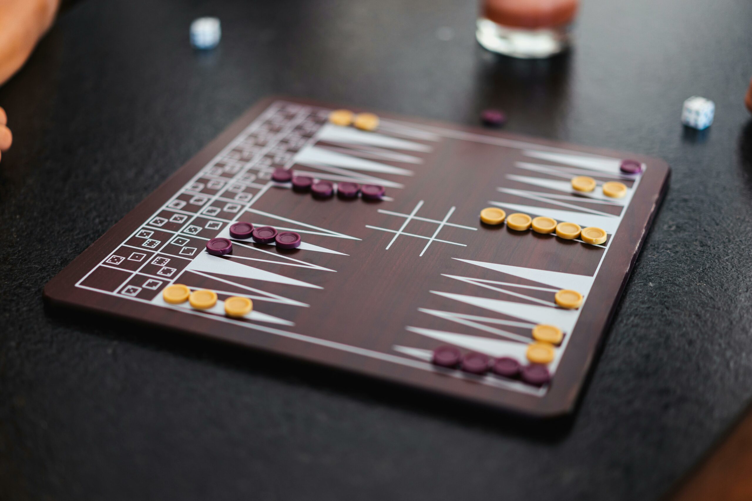 pexels-cristian-rojas-8907373 Voyage heur est un centre de loisir qui propose des escapes games, du lancer de haches et un bar à jeux