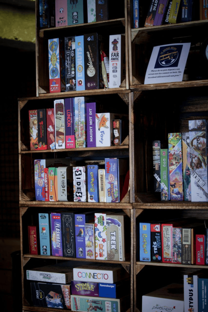 Voyage heur est un centre de loisir qui propose des escapes games, du lancer de haches et un bar à jeux