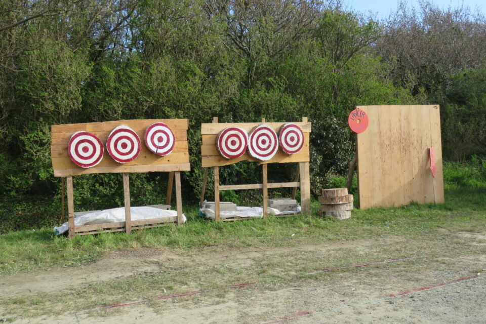 Voyage heur est un centre de loisir qui propose des escapes games, du lancer de haches et un bar à jeux