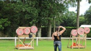 Lanceuse visant une cible lors d’un championnat de lancer de haches